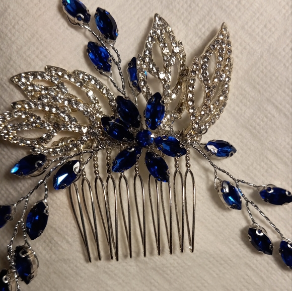 Beautiful Blue Hair Comb - Picture 3 of 16
